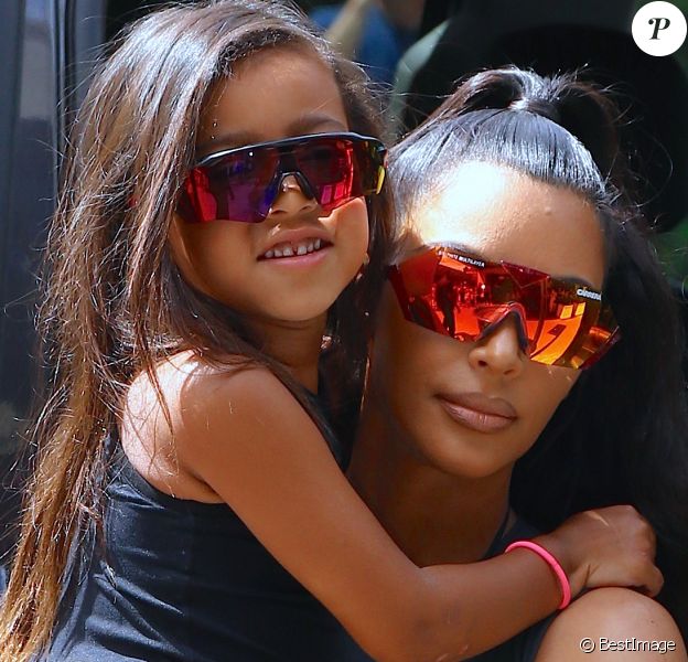 Kim Kardashian et sa fille North lors d'une balade à New York le 15 juin 2018.