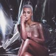 Kim Kardashian West pour la gamme "Ultralight Beams" de KKW BEAUTY. Novembre 2017.