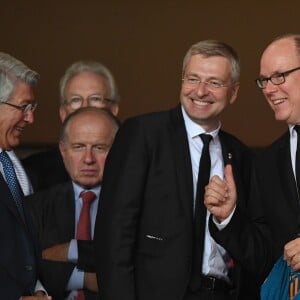 Dmitri Rybolovlev (président de l'AS Monaco) et le prince Albert II de Monaco, avec à la main le maillot d'Antoine Griezmann - Match de football entre l'AS Monaco et l'Atlético de Madrid lors de la 1ère journée de Ligue des champions au stade Louis-II à Monaco le 18 septembre 2018. L'Atlético de Madrid a battu l'AS Monaco sur le score de 2 buts à 1. © Lionel Urman/Bestimage