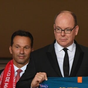 Le prince Albert II de Monaco a reçu en cadeau le maillot d'Antoine Griezmann à la fin du match - Match de football entre l'AS Monaco et l'Atlético de Madrid lors de la 1ère journée de Ligue des champions au stade Louis-II à Monaco le 18 septembre 2018. L'Atlético de Madrid a battu l'AS Monaco sur le score de 2 buts à 1. © Lionel Urman/Bestimage