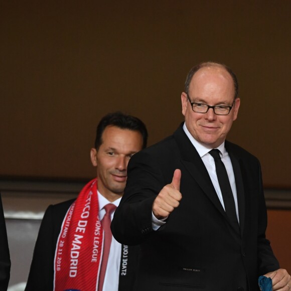 Le prince Albert II de Monaco a reçu en cadeau le maillot d'Antoine Griezmann à la fin du match - Match de football entre l'AS Monaco et l'Atlético de Madrid lors de la 1ère journée de Ligue des champions au stade Louis-II à Monaco le 18 septembre 2018. L'Atlético de Madrid a battu l'AS Monaco sur le score de 2 buts à 1. © Lionel Urman/Bestimage