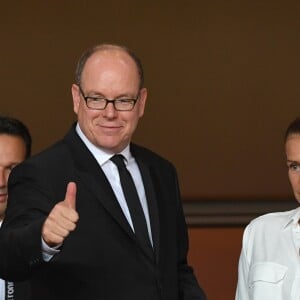 Le prince Albert II de Monaco a reçu en cadeau le maillot d'Antoine Griezmann à la fin du match - Match de football entre l'AS Monaco et l'Atlético de Madrid lors de la 1ère journée de Ligue des champions au stade Louis-II à Monaco le 18 septembre 2018. L'Atlético de Madrid a battu l'AS Monaco sur le score de 2 buts à 1. © Lionel Urman/Bestimage