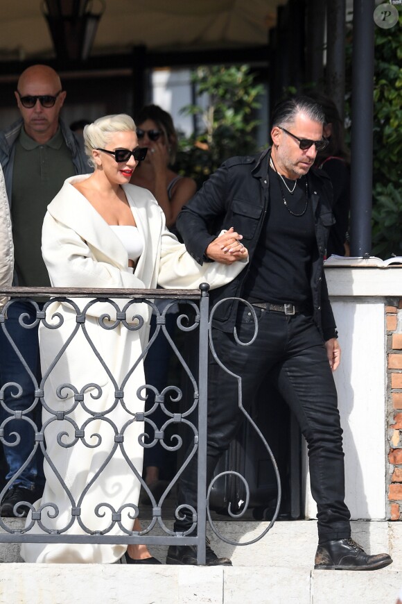 Lady Gaga et son compagnon Christian Carino quittent Venise après avoir assisté au 75ème Festival du Film International, la Mostra, le 2 septembre 2018.
