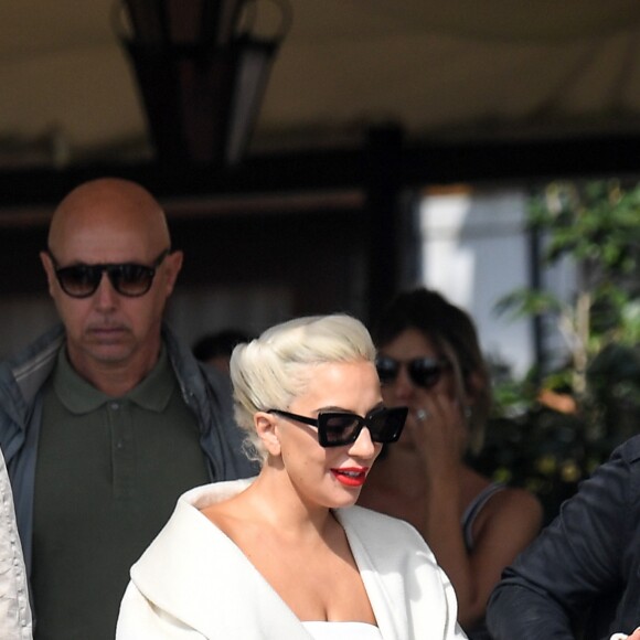 Lady Gaga et son compagnon Christian Carino quittent Venise après avoir assisté au 75ème Festival du Film International, la Mostra, le 2 septembre 2018.