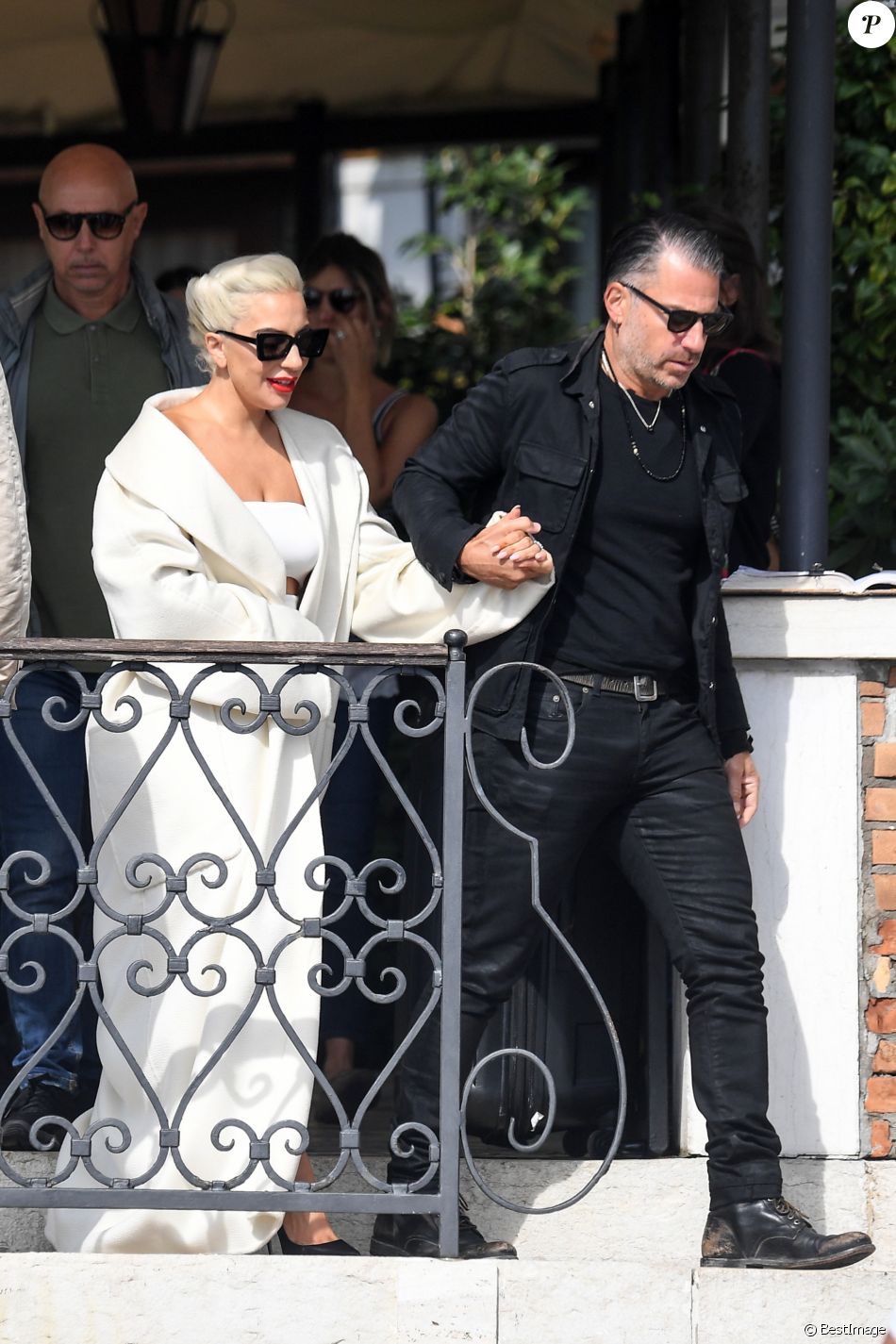 Lady Gaga et son compagnon Christian Carino quittent Venise après avoir assisté au 75ème