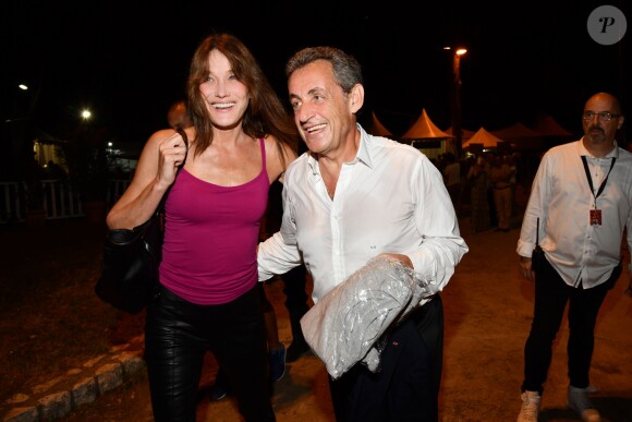 Exclusif - Carla Bruni-Sarkozy pose avec son mari Nicolas Sarkozy après son concert lors du 58ème festival "Jazz à Juan" à Juan-les-Pins le 17 juillet 2018. © Bruno Bebert/Bestimage