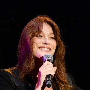 Carla Bruni-Sarkozy en concert lors du 58ème festival "Jazz à Juan" à Juan-les-Pins le 17 juillet 2018. © Bruno Bebert/Bestimage