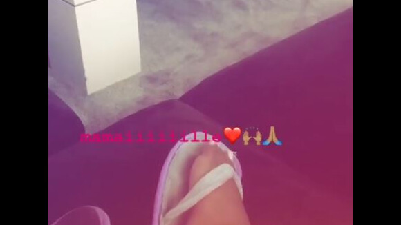 Amel Bent filme une conversation avec sa fille aînée Sofia depuis son canapé le 23 septembre 2018.