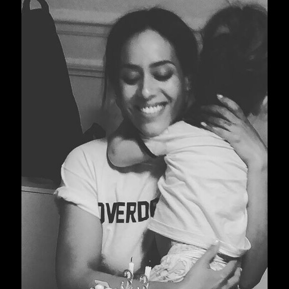 Amel Bent fête ses 33 ans avec sa fille Sofia dans les bras. Instagram, le 21 juin 2018.