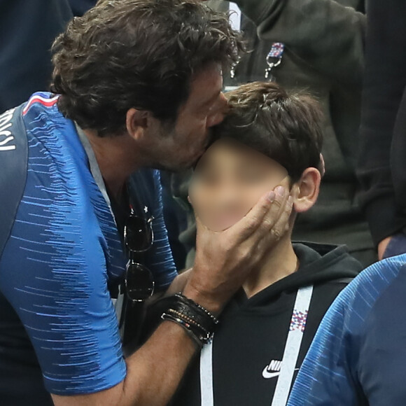 Patrick Bruel et son fils - Célébrités dans les tribunes lors de la demi-finale de la coupe du monde opposant la France à la Belgique à Saint-Pétersbourg le 10 juillet 2018 © Cyril Moreau/Bestimage