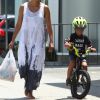 Exclusif - Halle Berry a été aperçu avec son fils Maceo dans les rues de Los Angeles. L'actrice s'est arrêtée acheter un vélo pour son fils, le 21 juillet 2018.