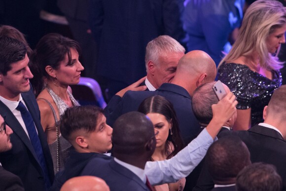 Zinedine Zidane, sa femme Véronique, Thibaut Courtois (meilleur gardien de but) Didier Deschamps (sélectionneur de l'équipe de France) - sacré meilleur entraîneur de l'année 2018 lors de la cérémonie des Trophées Fifa 2018 au Royal Festival Hall à Londres, Royaume Uni, le 25 septembre 2018. © Cyril Moreau/Bestimage