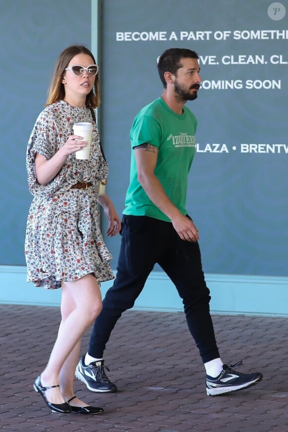 Exclusif - Shia LaBeouf et Mia Goth sont allés acheter des cafés à emporter dans les rues de Brentwood, le 25 avril 2018