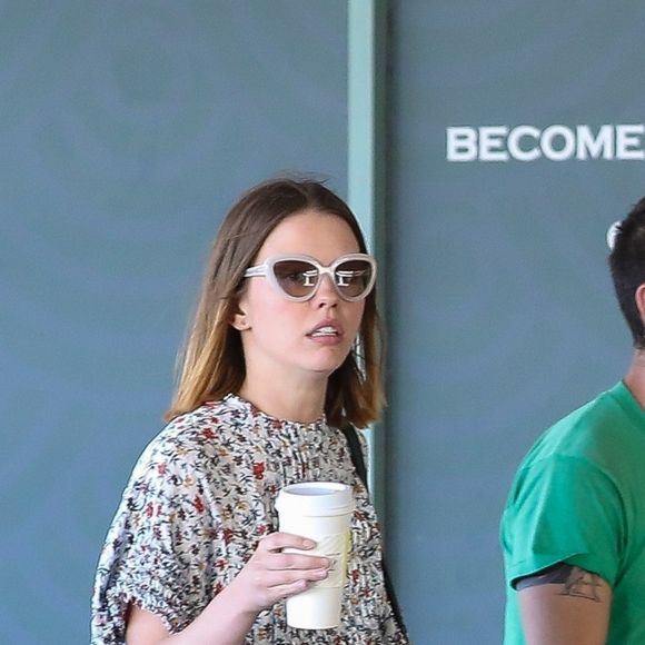 Exclusif - Shia LaBeouf et Mia Goth sont allés acheter des cafés à emporter dans les rues de Brentwood, le 25 avril 2018