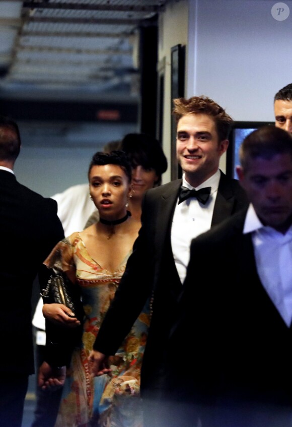 Robert Pattinson et FKA twigs - Descente des marches du film "Good Time" lors du 70ème Festival International du Film de Cannes. Le 25 mai 2017 © Borde-Jacovides-Moreau / Bestimage