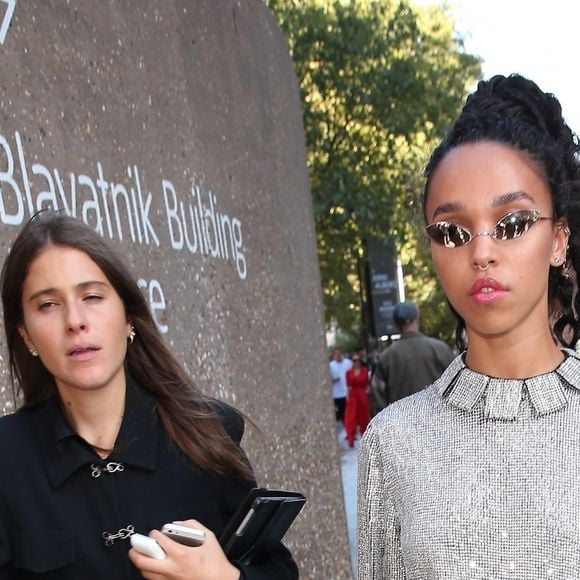 FKA twigs à la sortie du défilé de mode "Christopher Kane" lors de la fashion week de Londres. Le 17 septembre 2018