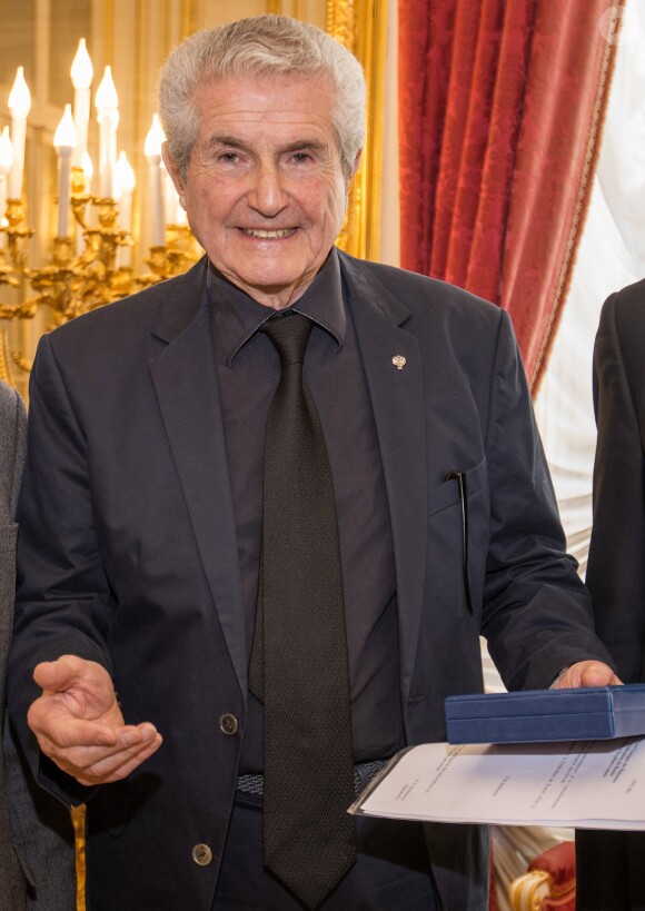 Claude Lelouch a reçu du ministère de la Culture russe les insignes d'honneur pour sa contribution à la culture russe à la résidence de l'ambassadeur de Russie A. Meshkov à Paris le 26 mars 2018.