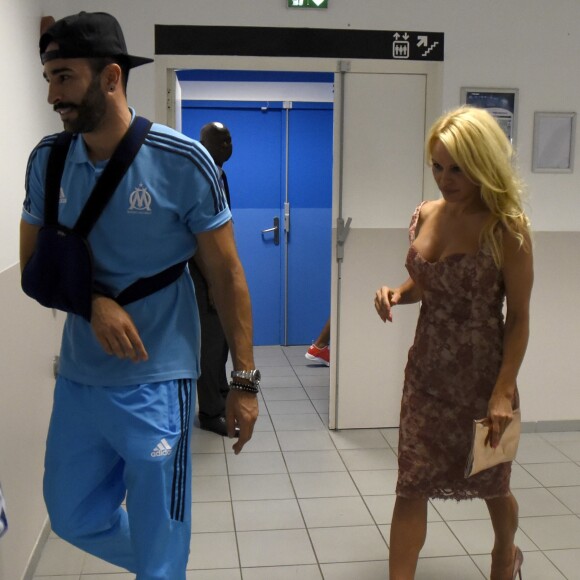 Pamela Anderson et son compagnon - Pamela Anderson assiste à son premier match de l'Olympique de Marseille (OM) au Vélodrome pour venir voir son compagnon le défenseur central Adil Rami qui a quitté la pelouse sur blessure (touché au pectoral droit) au stade Vélodrome à Marseille, France, le 24 août 2017. © Eric Etten/Bestimage