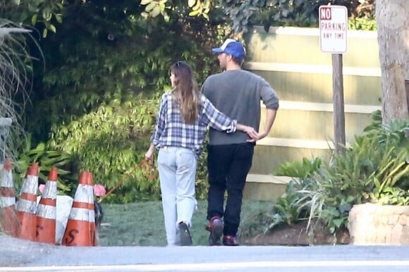 Exclusif - Chris Martin et sa compagne Dakota Johnson se baladent main dans la main dans les rues de Malibu. Chris et Dakota sont ensemble depuis quelques mois et semblent de plus en plus amoureux... Le 24 juin 2018