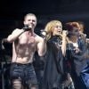 Kylie Minogue rejoint les Scissor Sisters sur la Pyramid Stage du festival de Glastonbury, le 26 juin 2010.
