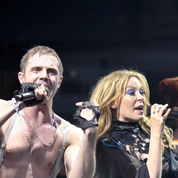 Kylie Minogue rejoint les Scissor Sisters sur la Pyramid Stage du festival de Glastonbury, le 26 juin 2010.