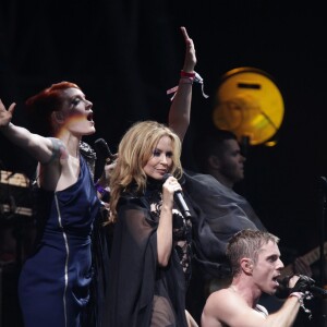 Kylie Minogue rejoint les Scissor Sisters sur la Pyramid Stage du festival de Glastonbury, le 26 juin 2010.