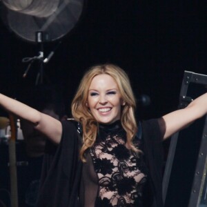 Kylie Minogue rejoint les Scissor Sisters sur la Pyramid Stage du festival de Glastonbury, le 26 juin 2010.