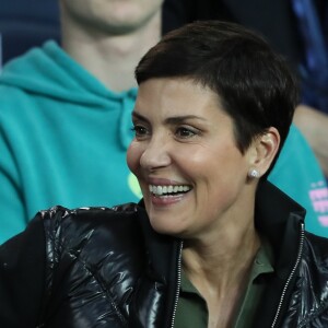 Cristina Cordula et son mari Frédéric Cassin dans les tribunes du match de football de Ligue 1 PSG - Monaco au Parc des Princes à Paris, le 15 avril 2018.