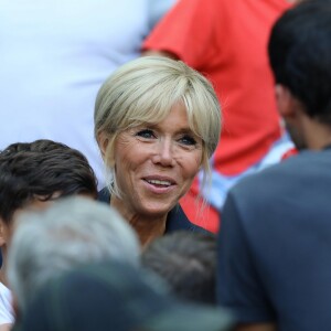 La Première Dame Brigitte Macron - La Première Dame donne le coup d'envoi du match de football caritatif au profit de la fondation Pierre Deniker opposant le Variétés Club de France à l'équipe de France des Parlementaires au Stade de France à Saint-Denis, Seine Saint-Denis, France, le 12 septembre 2018. Brigitte Macron a reçu deux maillots floqués de son nom et celui du président. © Dominique Jacovides/Bestimage