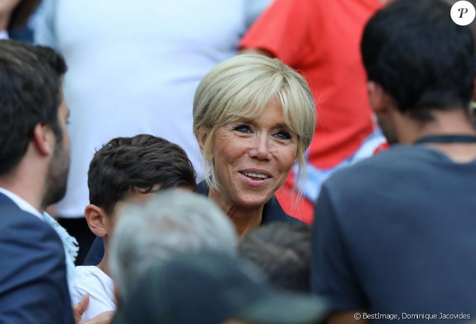 La Première Dame Brigitte Macron - La Première Dame Donne Le Coup D ...