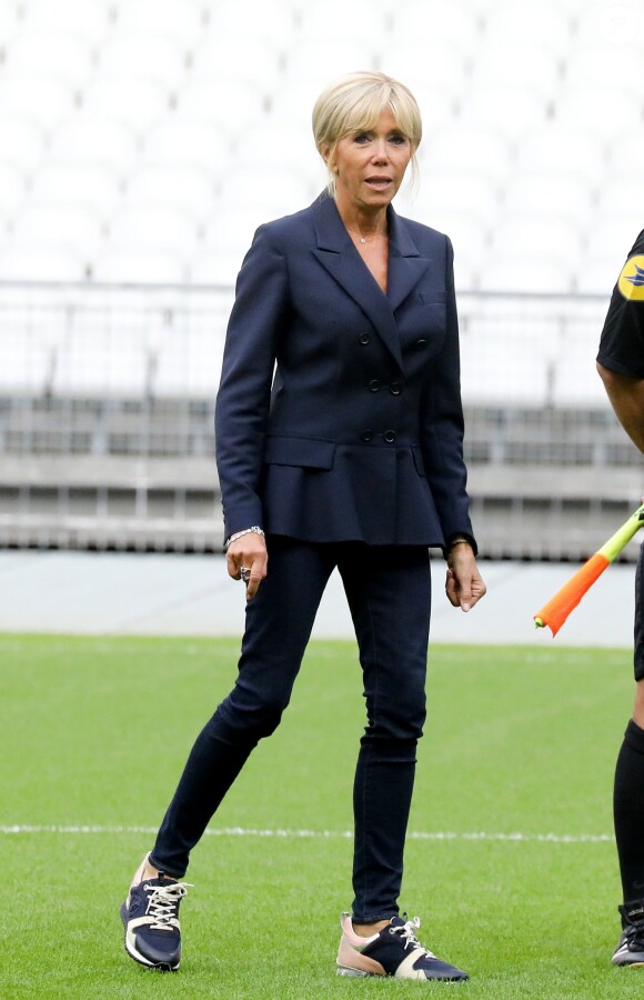 La Première Dame Brigitte Macron - La Première Dame donne le coup d'envoi du match de football caritatif au profit de la fondation Pierre Deniker opposant le Variétés Club de France à l'équipe de France des Parlementaires au Stade de France à Saint-Denis, Seine Saint-Denis, France, le 12 septembre 2018. Brigitte Macron a reçu deux maillots floqués de son nom et celui du président. © Dominique Jacovides/Bestimage