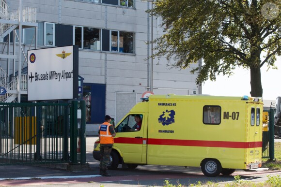 La reine Paola de Belgique est transportée en ambulance et escortée par la police, à son arrivée à l'aéroport militaire de Melsbroek, en région bruxelloise, suite à un accident vasculaire cérébral à Venise, le 26 septembre 2018.