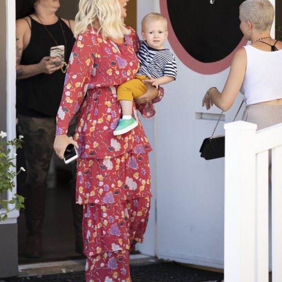 Exclusif - Tori Spelling quiite le salon de beauté The Beauty Can avec son fils Beau à Woodland Hills, Los Angeles le 22 septembre 2018.