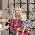 Exclusif - Tori Spelling quiite le salon de beauté The Beauty Can avec son fils Beau à Woodland Hills, Los Angeles le 22 septembre 2018.