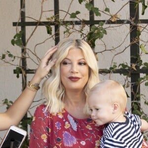 Exclusif - Tori Spelling quiite le salon de beauté The Beauty Can avec son fils Beau à Woodland Hills, Los Angeles le 22 septembre 2018.