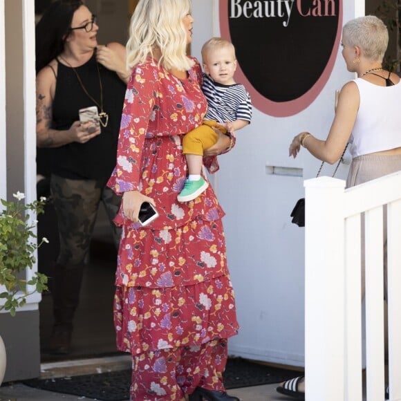 Exclusif - Tori Spelling quiite le salon de beauté The Beauty Can avec son fils Beau à Woodland Hills, Los Angeles le 22 septembre 2018.