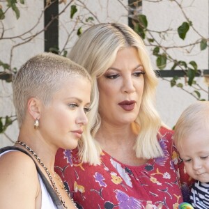 Exclusif - Tori Spelling quiite le salon de beauté The Beauty Can avec son fils Beau à Woodland Hills, Los Angeles le 22 septembre 2018.