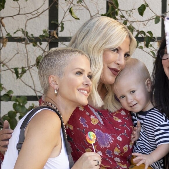 Exclusif - Tori Spelling quiite le salon de beauté The Beauty Can avec son fils Beau à Woodland Hills, Los Angeles le 22 septembre 2018.