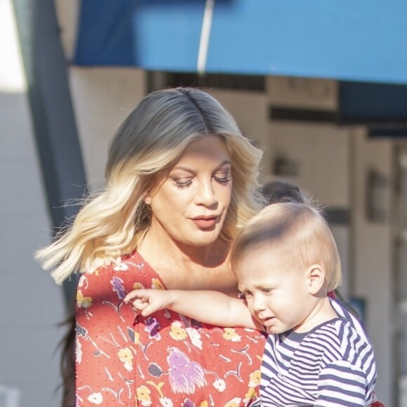 Exclusif - Tori Spelling quiite le salon de beauté The Beauty Can avec son fils Beau à Woodland Hills, Los Angeles le 22 septembre 2018.