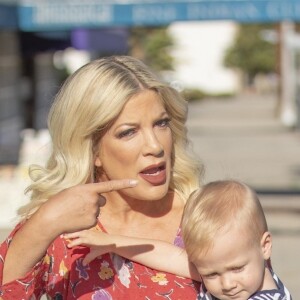 Exclusif - Tori Spelling quiite le salon de beauté The Beauty Can avec son fils Beau à Woodland Hills, Los Angeles le 22 septembre 2018.