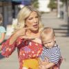 Exclusif - Tori Spelling quiite le salon de beauté The Beauty Can avec son fils Beau à Woodland Hills, Los Angeles le 22 septembre 2018.