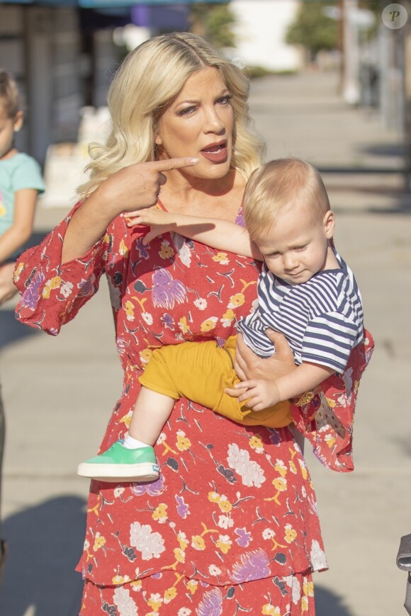 Exclusif - Tori Spelling quiite le salon de beauté The Beauty Can avec son fils Beau à Woodland Hills, Los Angeles le 22 septembre 2018.