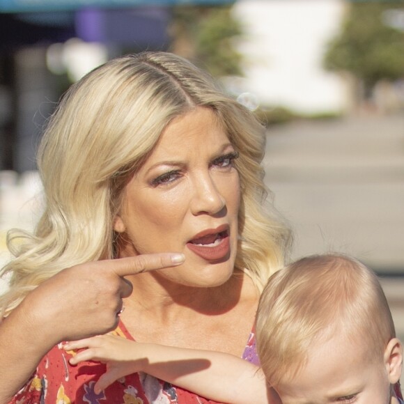 Exclusif - Tori Spelling quiite le salon de beauté The Beauty Can avec son fils Beau à Woodland Hills, Los Angeles le 22 septembre 2018.