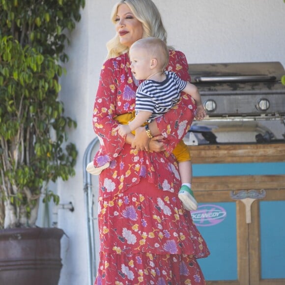 Exclusif - Tori Spelling quiite le salon de beauté The Beauty Can avec son fils Beau à Woodland Hills, Los Angeles le 22 septembre 2018.