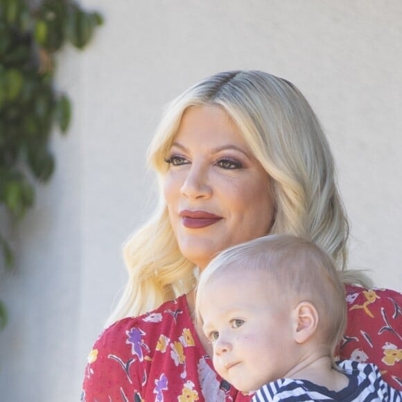 Exclusif - Tori Spelling quiite le salon de beauté The Beauty Can avec son fils Beau à Woodland Hills, Los Angeles le 22 septembre 2018.