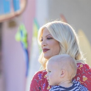 Exclusif - Tori Spelling quiite le salon de beauté The Beauty Can avec son fils Beau à Woodland Hills, Los Angeles le 22 septembre 2018.