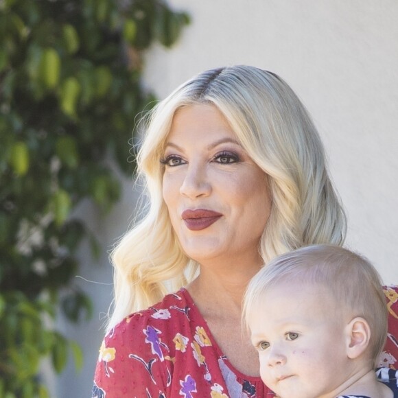 Exclusif - Tori Spelling quiite le salon de beauté The Beauty Can avec son fils Beau à Woodland Hills, Los Angeles le 22 septembre 2018.