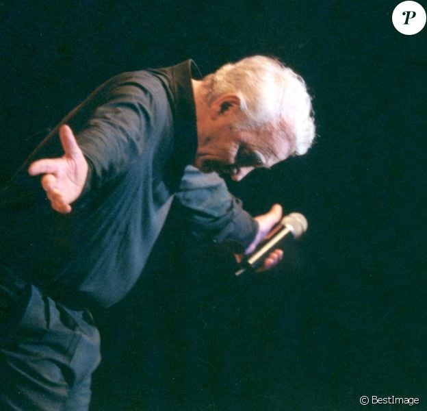 Charles Aznavour en concert à Beyrouth en 2001.