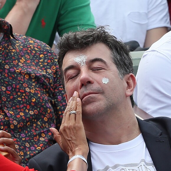 Stéphane Plaza et Karine Le Marchand plaisantent et s'amusent à Roland Garros - People dans les tribunes lors des internationaux de tennis de Roland Garros à Paris le 4 juin 2018.