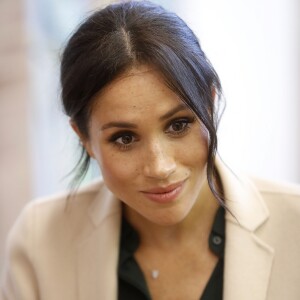 Le prince Harry, duc de Sussex, et Meghan Markle, duchesse de Sussex, rencontrent des membres du Joff, Peacehaven Youth Centre à PeaceHaven dans le Sussex le 3 octobre 2018.  PEACEHAVEN, UNITED KINGDOM - OCTOBER 03: Prince Harry, Duke of Sussex makes an official visit to the Joff Youth Centre in Peacehaven, Sussex on October 3, 2018 in Peacehaven, United Kingdom. The Duke and Duchess married on May 19th 2018 in Windsor and were conferred The Duke & Duchess of Sussex by The Queen.03/10/2018 - Brighton